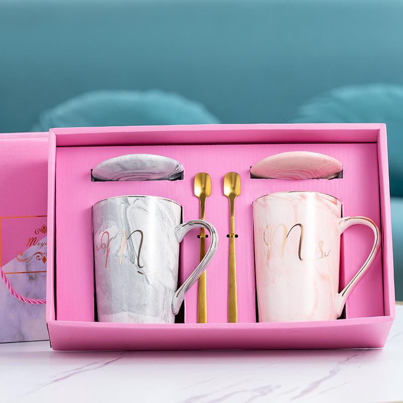 Festlig keramisk kaffekop, klassisk design, flere farver. Elegant keramisk sæt, perfekt til festlige kaffestunder.