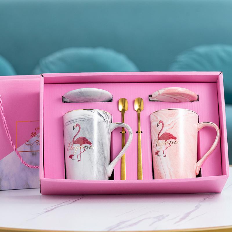 Festlig keramisk kaffekop, klassisk design, flere farver. Elegant keramisk sæt, perfekt til festlige kaffestunder.