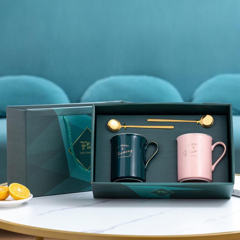 Festlig keramisk kaffekop, klassisk design, flere farver. Elegant keramisk sæt, perfekt til festlige kaffestunder.