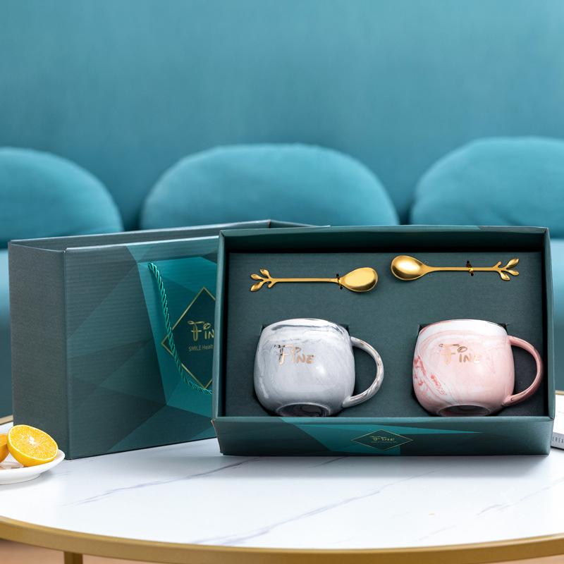Festlig keramisk kaffekop, klassisk design, flere farver. Elegant keramisk sæt, perfekt til festlige kaffestunder.