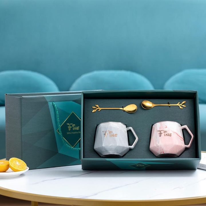 Festlig keramisk kaffekop, klassisk design, flere farver. Elegant keramisk sæt, perfekt til festlige kaffestunder.