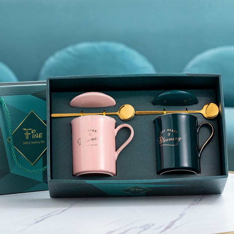 Festlig keramisk kaffekop, klassisk design, flere farver. Elegant keramisk sæt, perfekt til festlige kaffestunder.