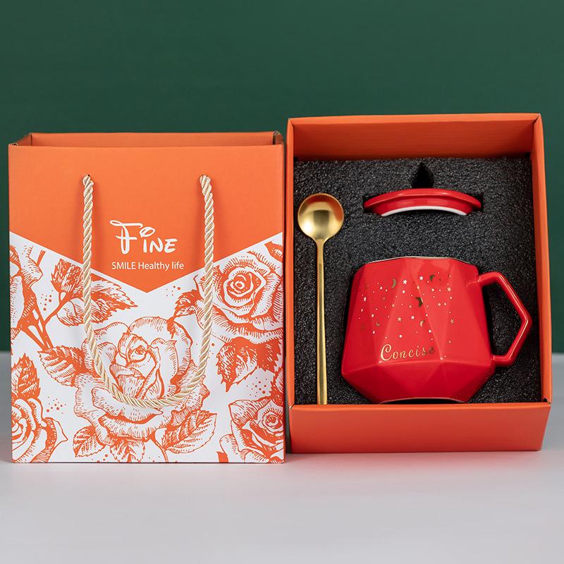 "Juhlallinen keramiikka kahvimuki, klassinen design, useita värejä. Elegantti keramiikka-setti, täydellinen juhlava kahvihetk