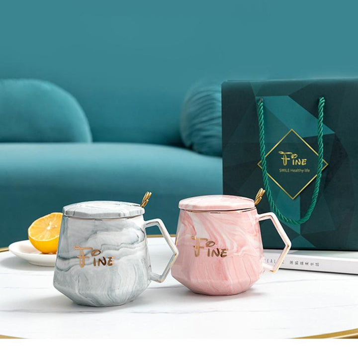 Festlig keramisk kaffekop, klassisk design, flere farver. Elegant keramisk sæt, perfekt til festlige kaffestunder.