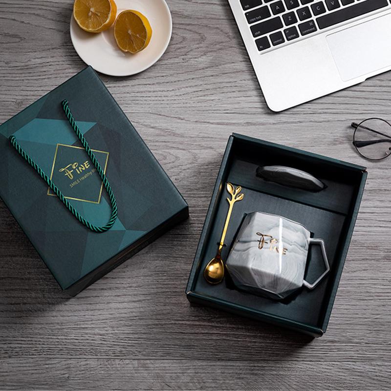 Festlig keramisk kaffekop, klassisk design, flere farver. Elegant keramisk sæt, perfekt til festlige kaffestunder.