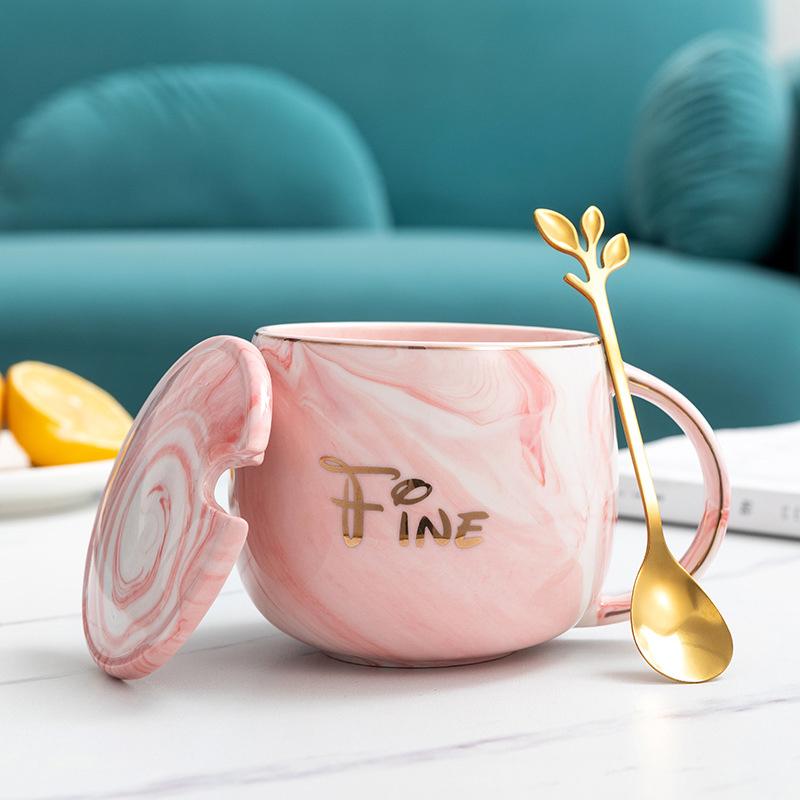 Festlig keramisk kaffekop, klassisk design, flere farver. Elegant keramisk sæt, perfekt til festlige kaffestunder.