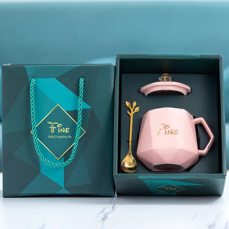Festlig keramisk kaffekop, klassisk design, flere farver. Elegant keramisk sæt, perfekt til festlige kaffestunder.