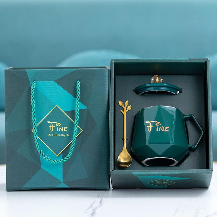 Festlig keramisk kaffekop, klassisk design, flere farver. Elegant keramisk sæt, perfekt til festlige kaffestunder.
