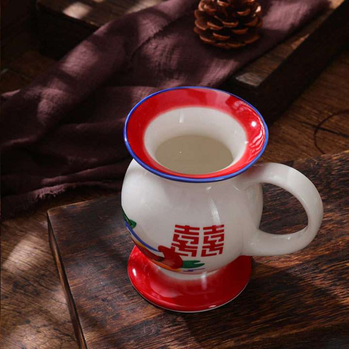To håndmalede keramiske kaffekander og tekander, rød og blå, traditionelt kinesisk design, til køkkenet.