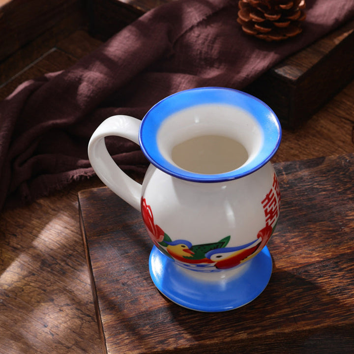 To håndmalede keramiske kaffekander og tekander, rød og blå, traditionelt kinesisk design, til køkkenet.