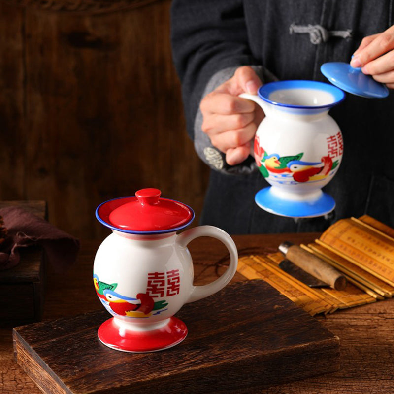 To håndmalede keramiske kaffekander og tekander, rød og blå, traditionelt kinesisk design, til køkkenet.