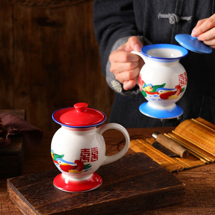 To håndmalede keramiske kaffekander og tekander, rød og blå, traditionelt kinesisk design, til køkkenet.