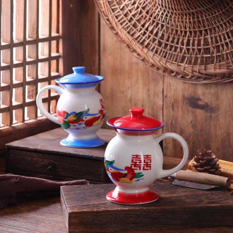 To håndmalede keramiske kaffekander og tekander, rød og blå, traditionelt kinesisk design, til køkkenet.