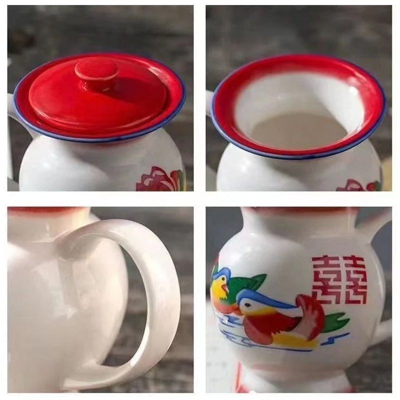 To håndmalede keramiske kaffekander og tekander, rød og blå, traditionelt kinesisk design, til køkkenet.