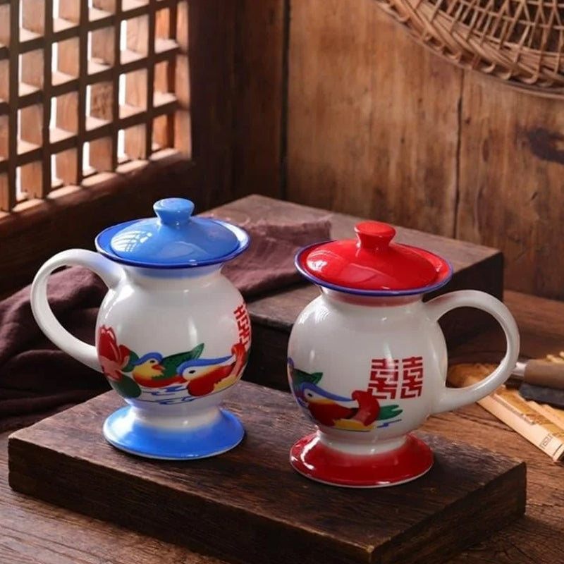 To håndmalede keramiske kaffekander og tekander, rød og blå, traditionelt kinesisk design, til køkkenet.