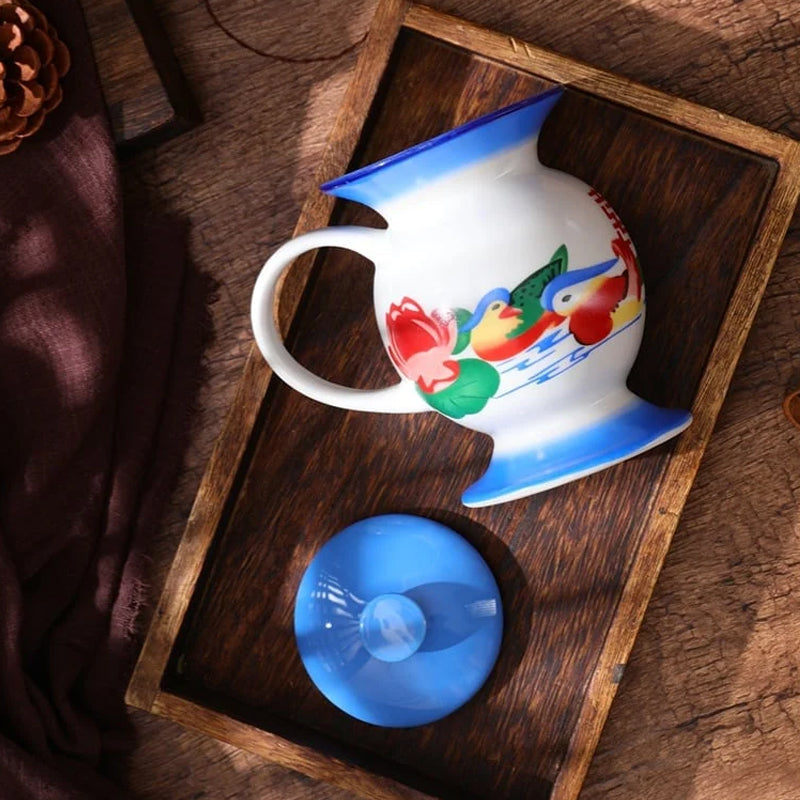 To håndmalede keramiske kaffekander og tekander, rød og blå, traditionelt kinesisk design, til køkkenet.