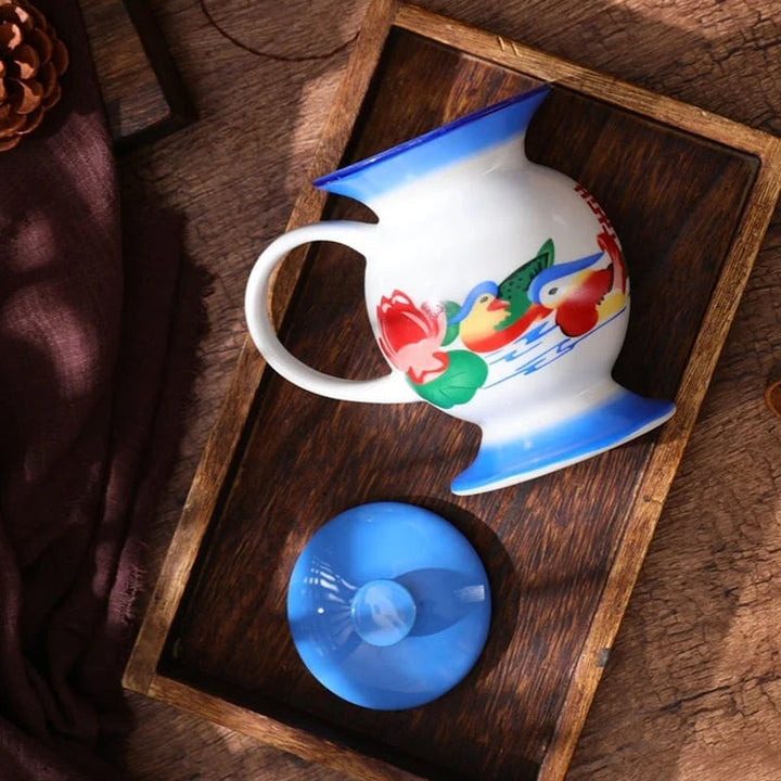 To håndmalede keramiske kaffekander og tekander, rød og blå, traditionelt kinesisk design, til køkkenet.