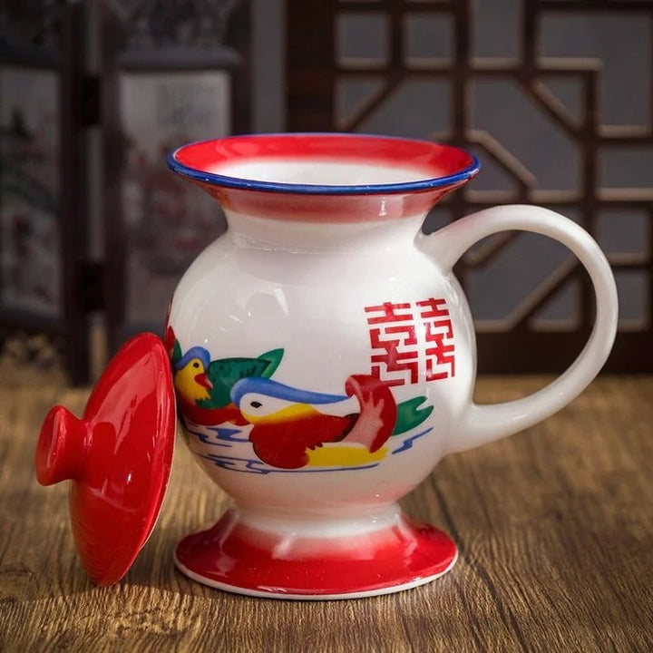 To håndmalede keramiske kaffekander og tekander, rød og blå, traditionelt kinesisk design, til køkkenet.