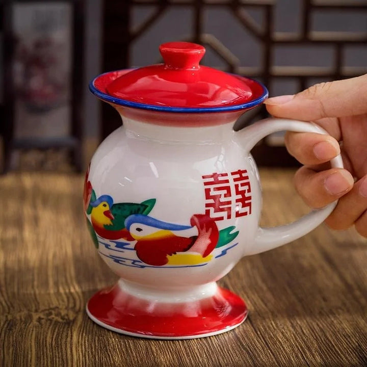 To håndmalede keramiske kaffekander og tekander, rød og blå, traditionelt kinesisk design, til køkkenet.