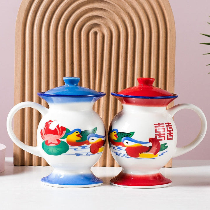 To håndmalede keramiske kaffekander og tekander, rød og blå, traditionelt kinesisk design, til køkkenet.