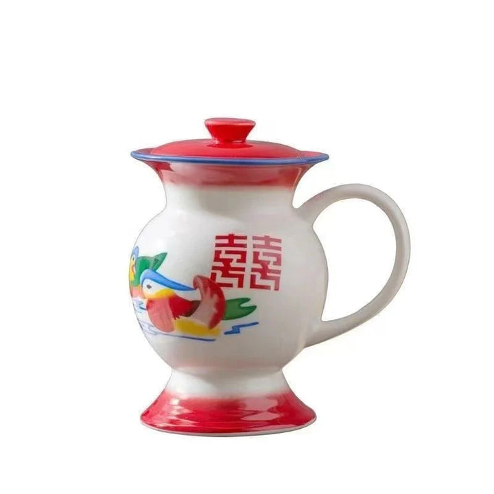 To håndmalede keramiske kaffekander og tekander, rød og blå, traditionelt kinesisk design, til køkkenet.