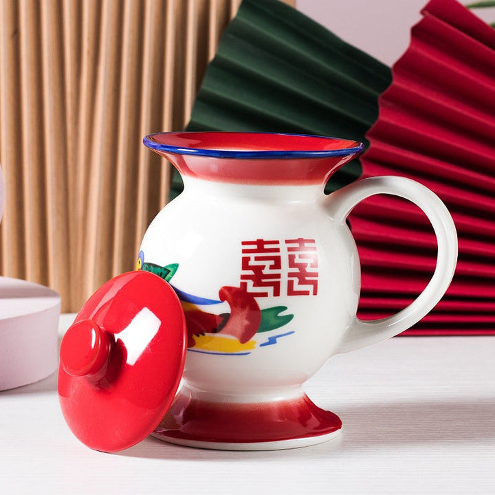 To håndmalede keramiske kaffekander og tekander, rød og blå, traditionelt kinesisk design, til køkkenet.