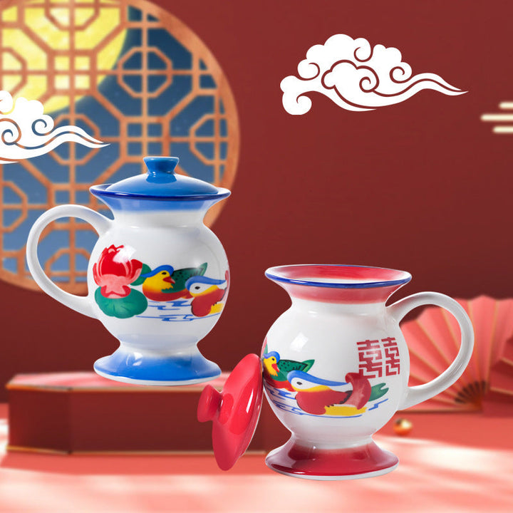 To håndmalede keramiske kaffekander og tekander, rød og blå, traditionelt kinesisk design, til køkkenet.
