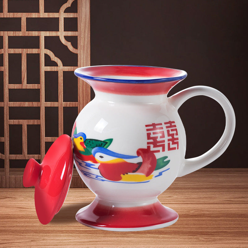 To håndmalede keramiske kaffekander og tekander, rød og blå, traditionelt kinesisk design, til køkkenet.