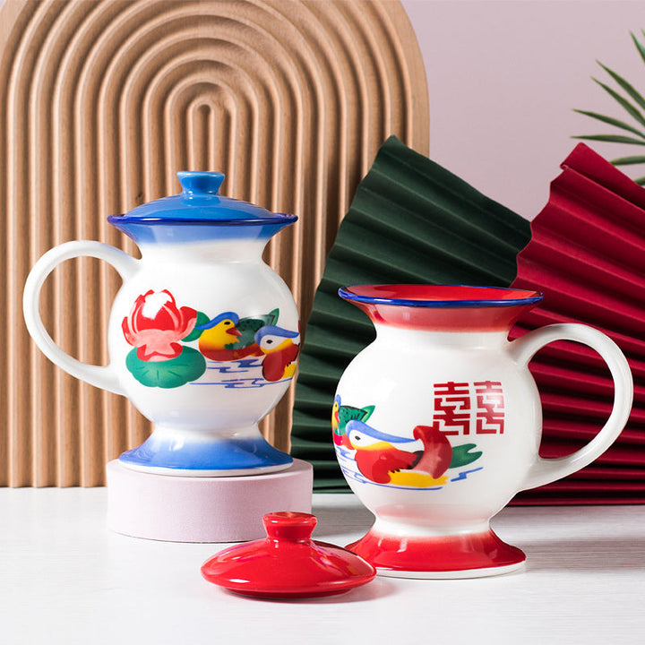 To håndmalede keramiske kaffekander og tekander, rød og blå, traditionelt kinesisk design, til køkkenet.