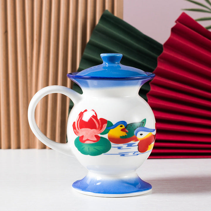 To håndmalede keramiske kaffekander og tekander, rød og blå, traditionelt kinesisk design, til køkkenet.