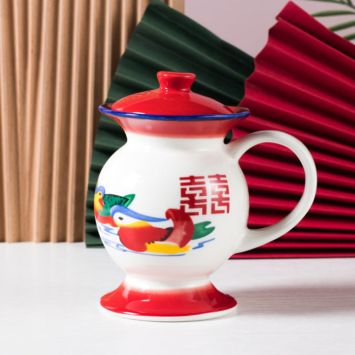 To håndmalede keramiske kaffekander og tekander, rød og blå, traditionelt kinesisk design, til køkkenet.