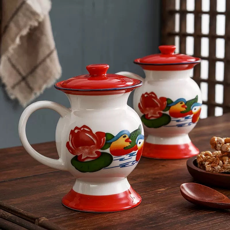 To håndmalede keramiske kaffekander og tekander, rød og blå, traditionelt kinesisk design, til køkkenet.