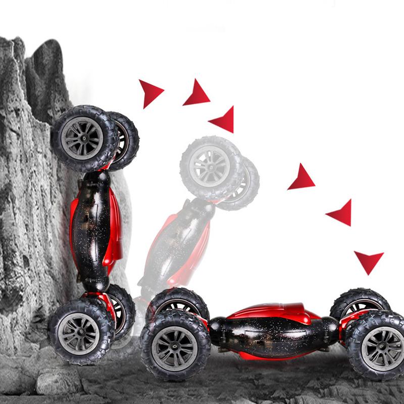 Dobbelt-sidet RC-bil til børn, blå farve, udstyret med gestusstyr og fjernbetjening, til stunts og terrænleg.