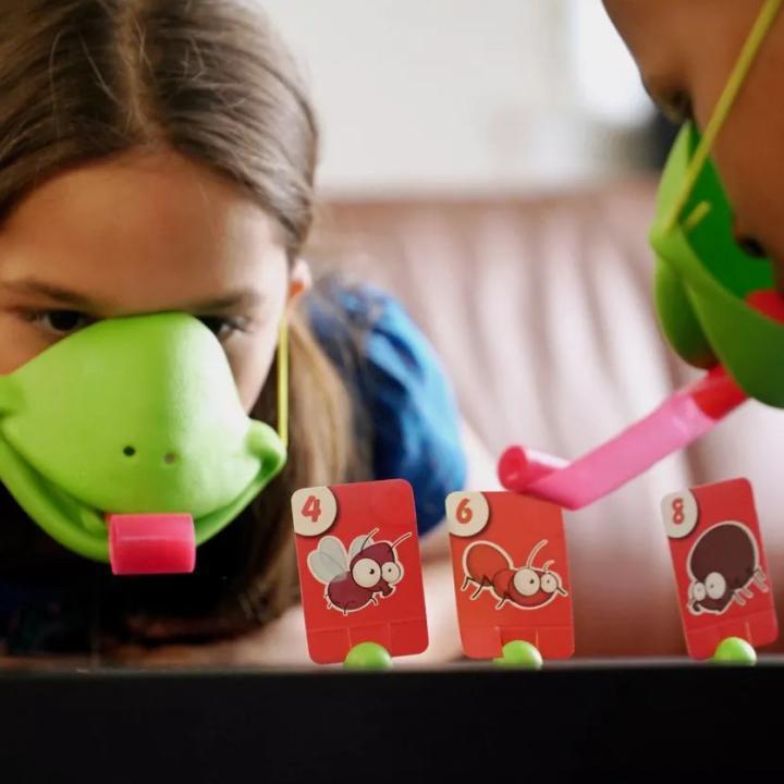Kameleontspil til familien, farverige plastik fuglefigurer og spillekort i en legende opsætning.