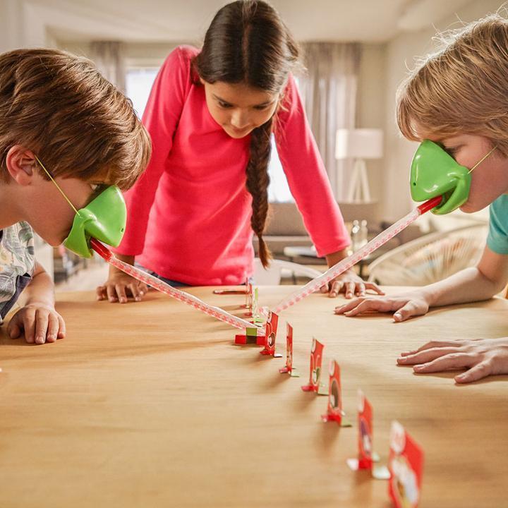 Kameleontspil til familien, farverige plastik fuglefigurer og spillekort i en legende opsætning.