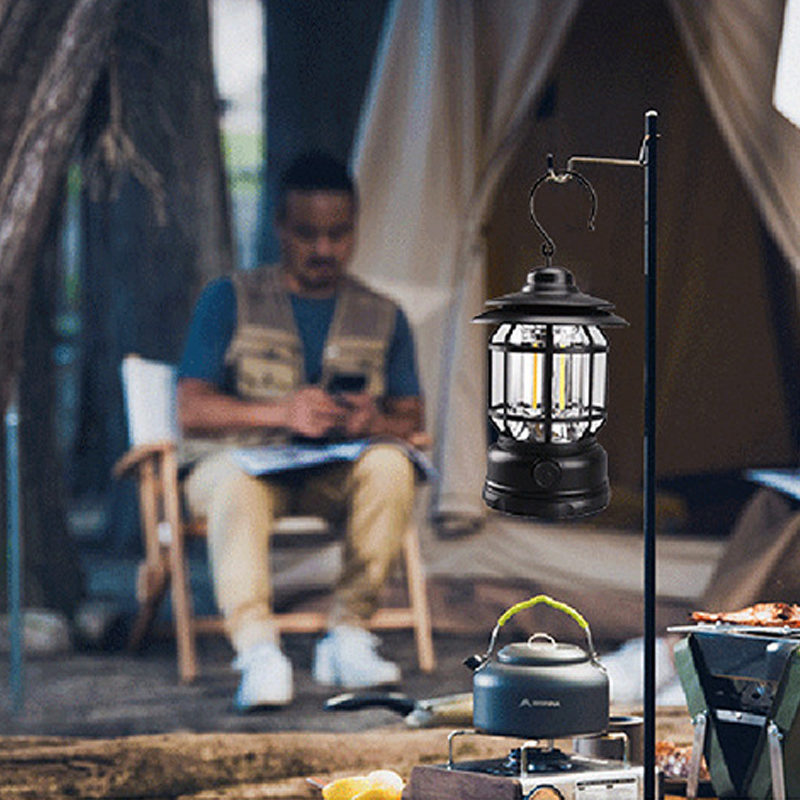Bærbar LED retro-lampe til udendørs brug, enkelt retrodesign, vandtæt konstruktion, magnetisk fastgørelse, 360° belysning.