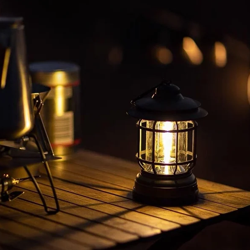 Bærbar LED retro-lampe til udendørs brug, enkelt retrodesign, vandtæt konstruktion, magnetisk fastgørelse, 360° belysning.