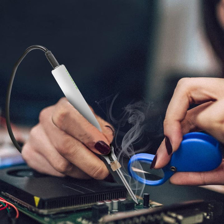 Bærbar USB genopladelig loddekolbe i arbejdsstilling, med synlig loddespids og medfølgende USB-kabel.