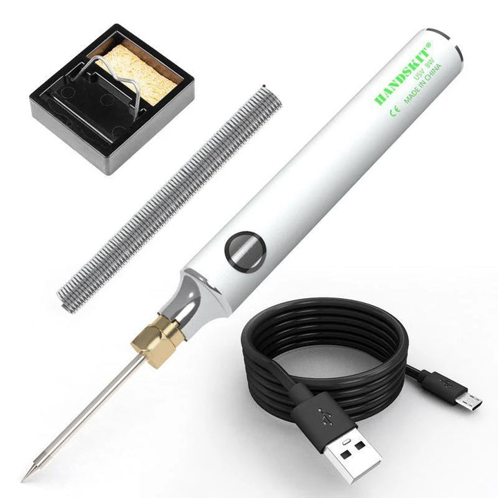 Bærbar USB genopladelig loddekolbe i arbejdsstilling, med synlig loddespids og medfølgende USB-kabel.
