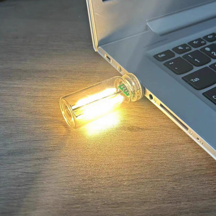 Bærbar LED Glas Natlampe med Berøringskontrol, strømlinet design, USB-tilslutning, flerfarvet belysning, brug i soveværelse.