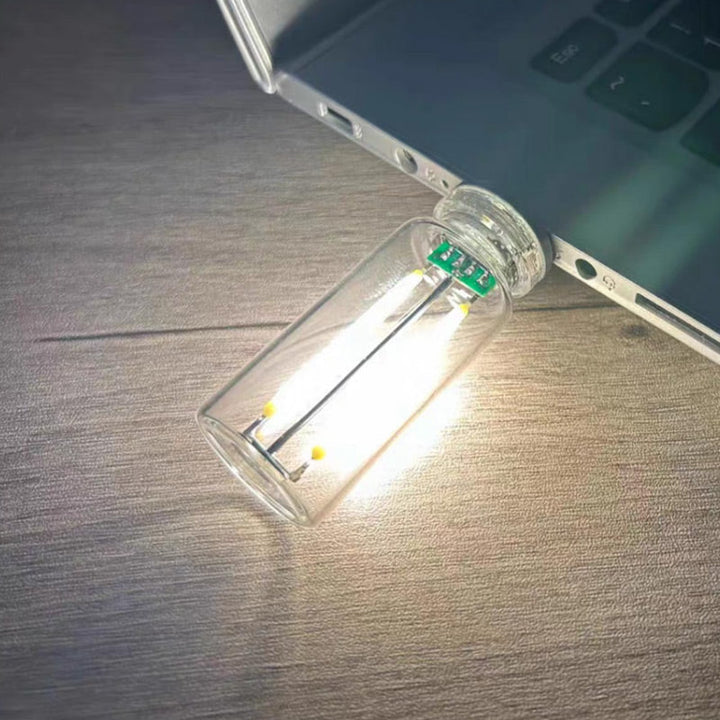 Bærbar LED Glas Natlampe med Berøringskontrol, strømlinet design, USB-tilslutning, flerfarvet belysning, brug i soveværelse.