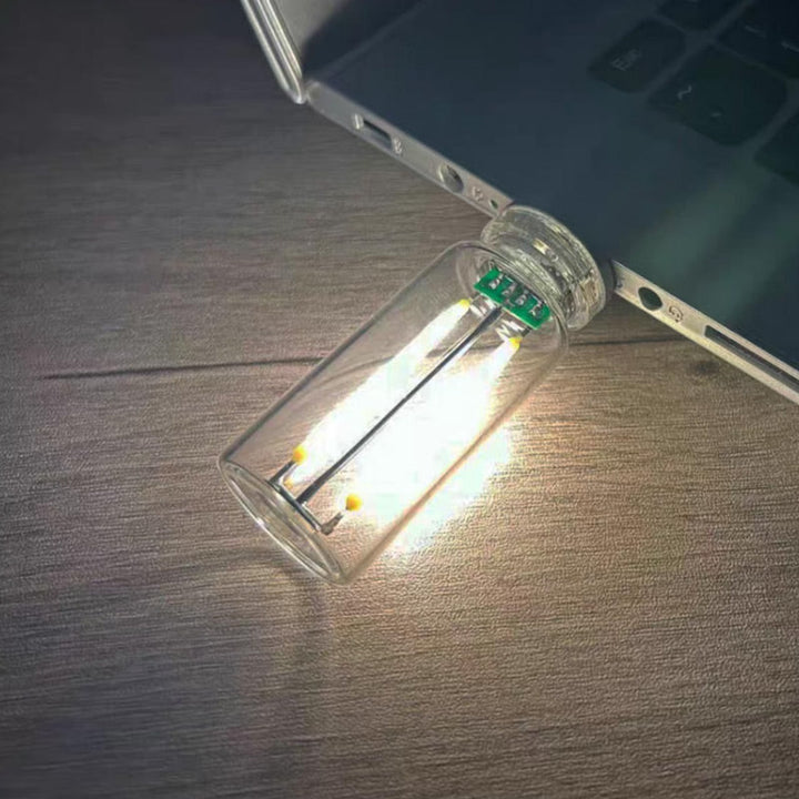 Bærbar LED Glas Natlampe med Berøringskontrol, strømlinet design, USB-tilslutning, flerfarvet belysning, brug i soveværelse.