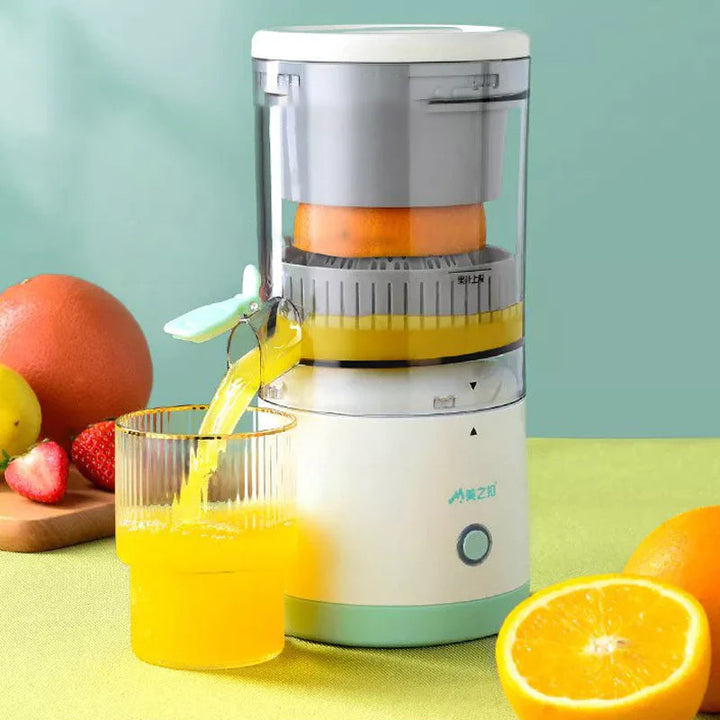 Bærbar trådløs juicer, hvid, USB-opladelig, til frugt og grønt. Kompakt, effektiv, BPA-fri.