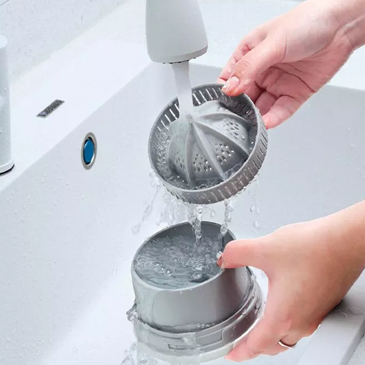 Bærbar trådløs juicer, hvid, USB-opladelig, til frugt og grønt. Kompakt, effektiv, BPA-fri.