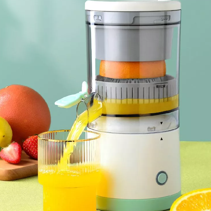 Bærbar trådløs juicer, hvid, USB-opladelig, til frugt og grønt. Kompakt, effektiv, BPA-fri.