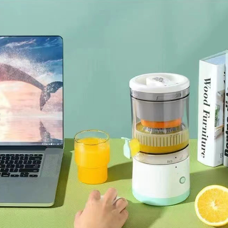 Bærbar trådløs juicer, hvid, USB-opladelig, til frugt og grønt. Kompakt, effektiv, BPA-fri.