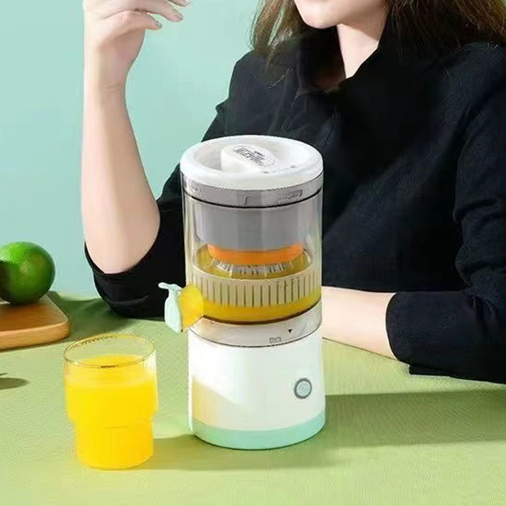 Bærbar trådløs juicer, hvid, USB-opladelig, til frugt og grønt. Kompakt, effektiv, BPA-fri.