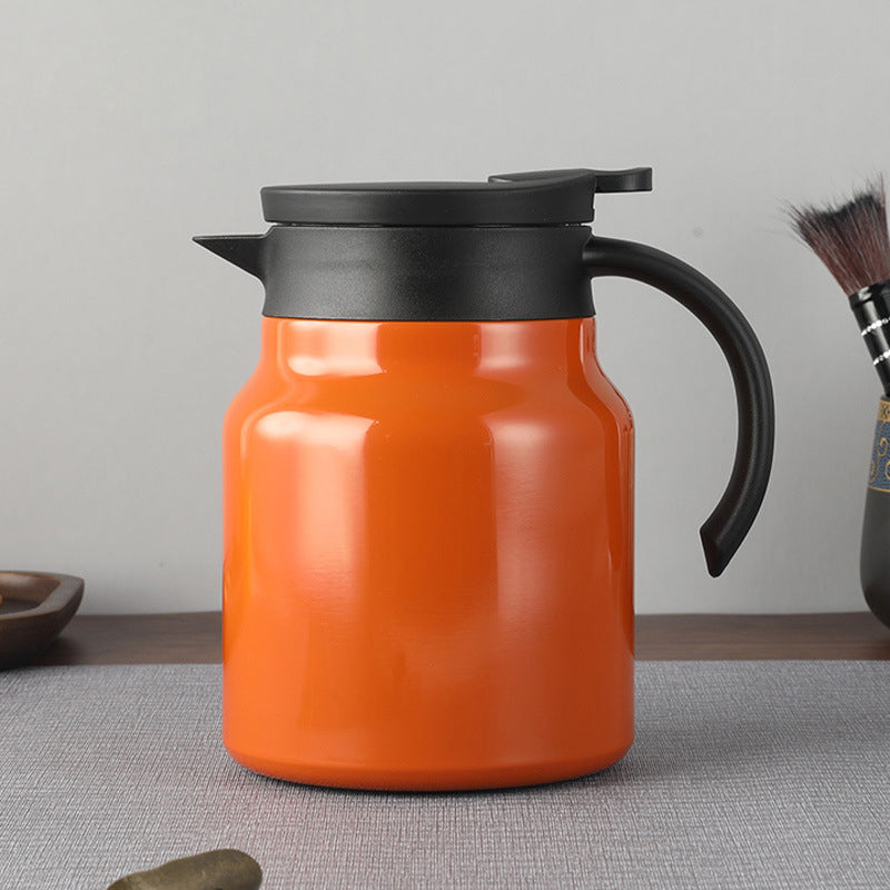 "Kannettava termospullo, ruostumatonta terästä, moderni muotoilu, ergonominen kahva, 800ml tai 1000ml kapasiteetti."