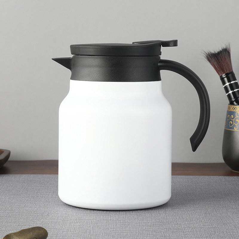 "Kannettava termospullo, ruostumatonta terästä, moderni muotoilu, ergonominen kahva, 800ml tai 1000ml kapasiteetti."
