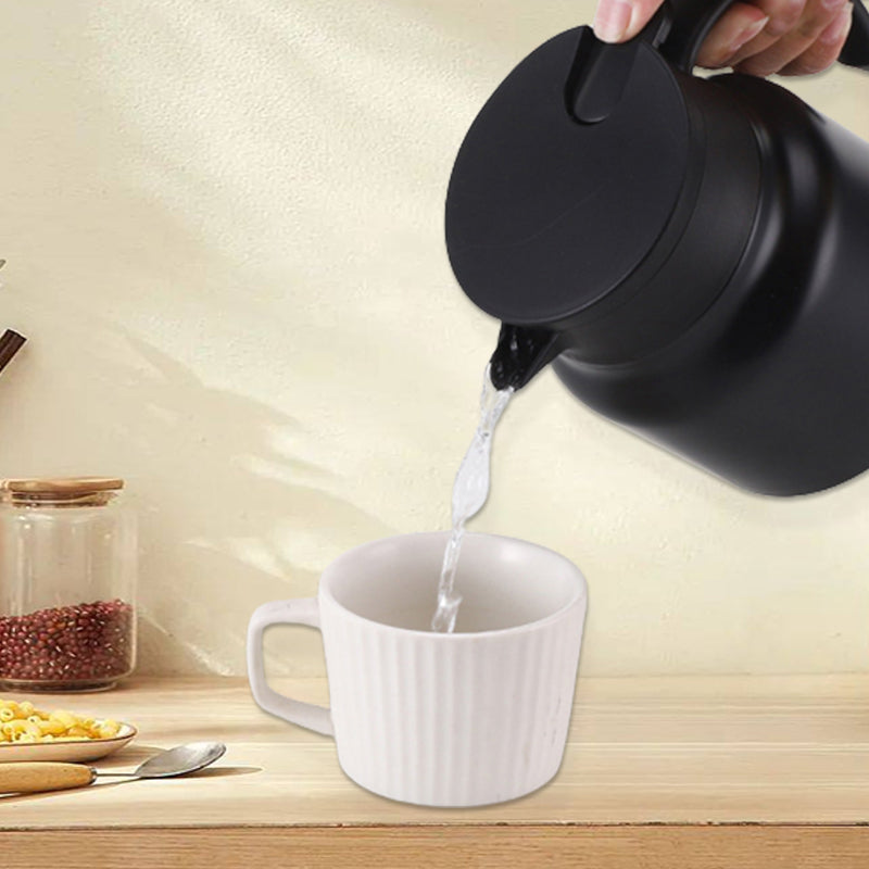 "Kannettava termospullo, ruostumatonta terästä, moderni muotoilu, ergonominen kahva, 800ml tai 1000ml kapasiteetti."